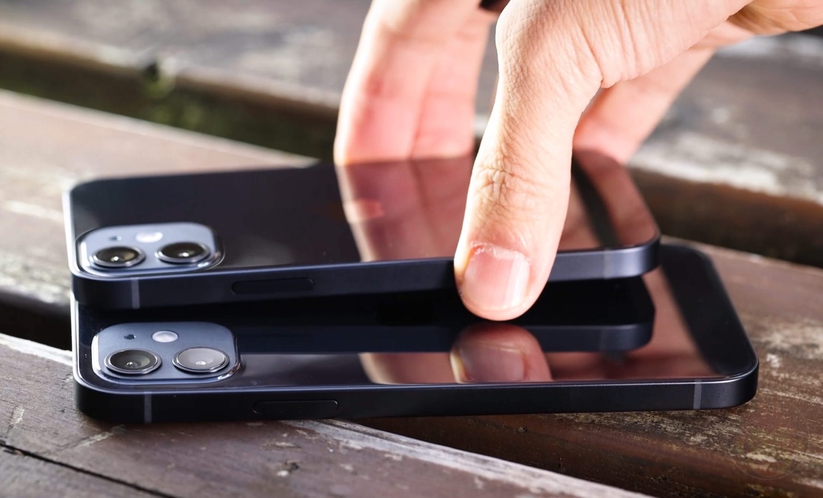 Using iPhone 12 mini in real life review 02